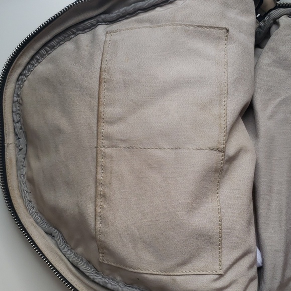 Vintage Roots pebbled leather backpack 🖤 - Picture 9 of 11